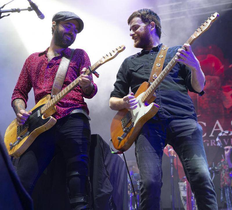 La banda madrileña y la cantante gaditana llenaron la plaza de la Catedral en la segunda noche de conciertos del fiestas de San Mateo.