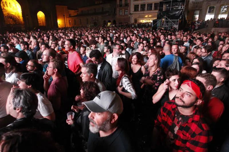 La banda madrileña, la cantante gaditana y el grupo indie llenaron la plaza de la Catedral en la segunda noche de conciertos del fiestas de San Mateo.