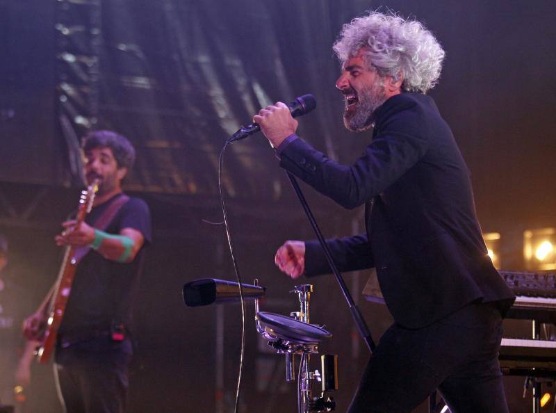 La banda madrileña, la cantante gaditana y el grupo indie llenaron la plaza de la Catedral en la segunda noche de conciertos del fiestas de San Mateo.