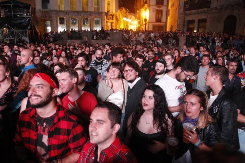 La banda madrileña, la cantante gaditana y el grupo indie llenaron la plaza de la Catedral en la segunda noche de conciertos del fiestas de San Mateo.