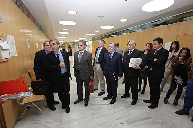 Los abogados del 'caso Niemeyer' hace cuatro años, esperando en los juzgados de Avilés. 