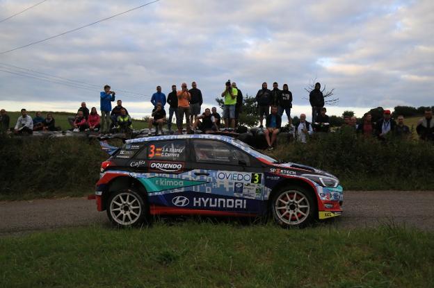 José Antonio Suárez y Cándido Carrera, con el Hyundai i20 R5 a su paso por el tramo de Llanera. 