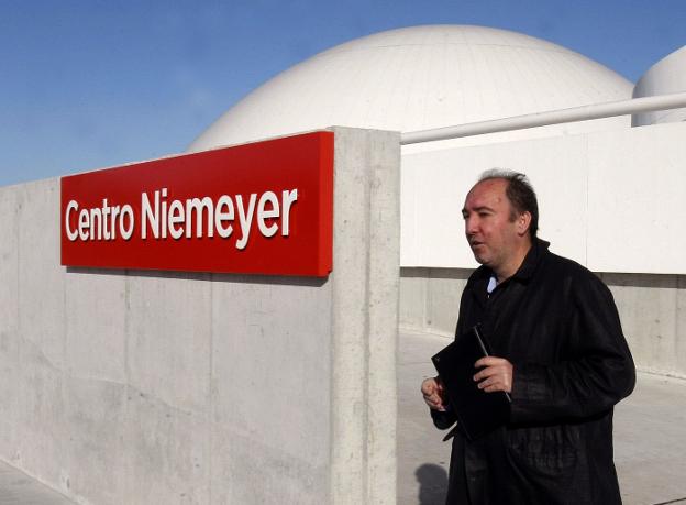 Natalio Grueso, en el acceso al Centro Niemeyer. 