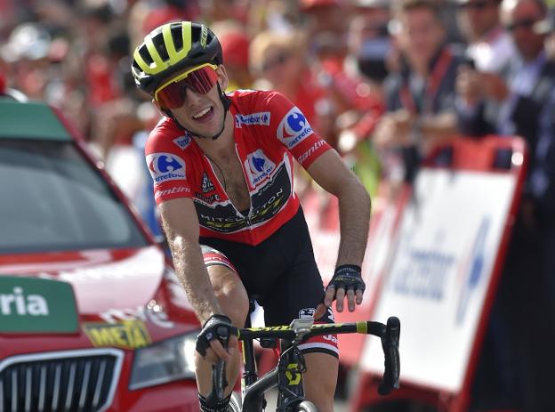 El líder de la Vuelta sonríe en un último esfuerzo al cruzar victorioso la meta de Andorra y asegurar aún más su maillot rojo. 