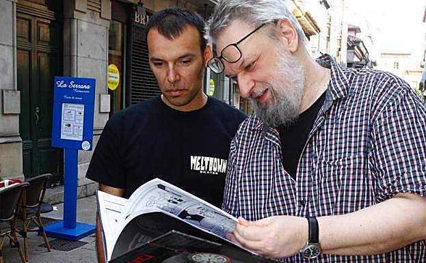 Pulido y Guéra ojean un ejemplar de 'Lamia'. 