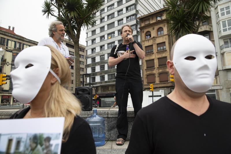 Varios grupos ecologistas se han concentrado en Gijón para expresar su rechazo a la caza indiscriminada del lobo. Insisten en que se están matando lobos «de forma empecinada» y que así «no se logra solucionar nada».
