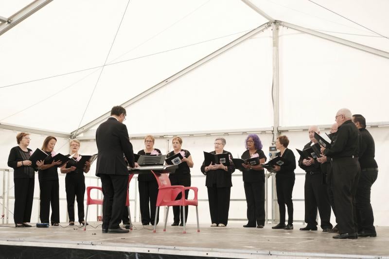 La Coral La Corredoria, el Coro Vetusta y el Coro Reconquista ofrecieron un recital en el Paseo del Bombé durante el vermú en el Campo organizado con motivo de las fiestas de San Mateo.