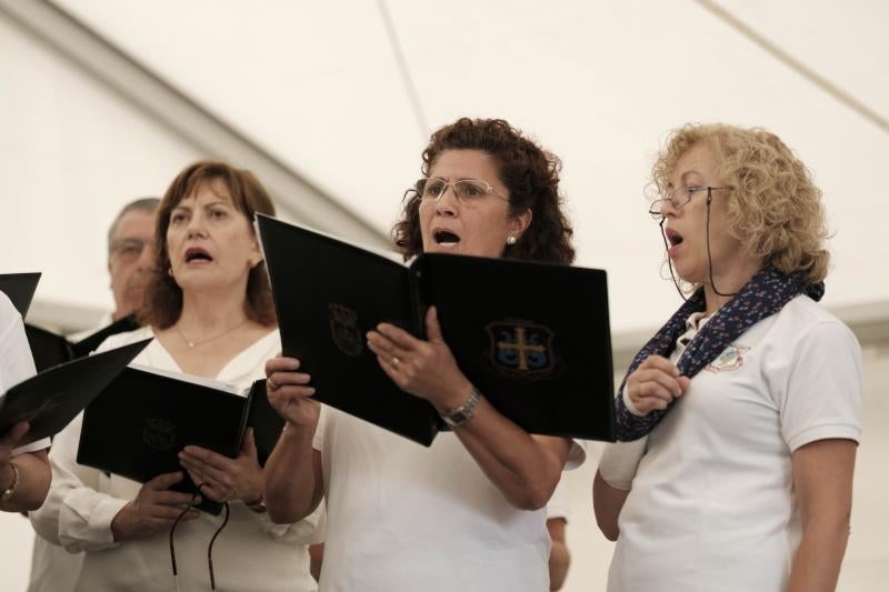 La Coral La Corredoria, el Coro Vetusta y el Coro Reconquista ofrecieron un recital en el Paseo del Bombé durante el vermú en el Campo organizado con motivo de las fiestas de San Mateo.