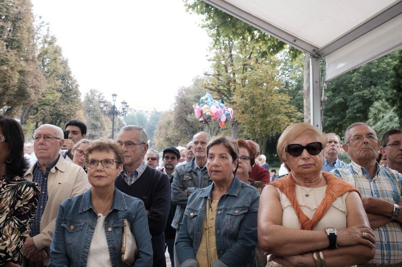 La Coral La Corredoria, el Coro Vetusta y el Coro Reconquista ofrecieron un recital en el Paseo del Bombé durante el vermú en el Campo organizado con motivo de las fiestas de San Mateo.