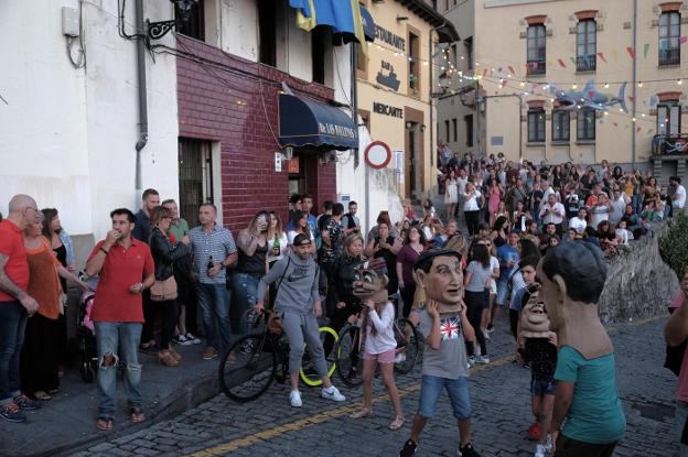 Los cabezudos, en su recorrido por el barrio de Cimavilla. 