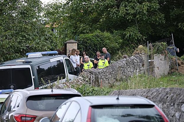 Guardia Civil, familiares y compañeros de Javier Ardines, poco después del crimen, en Belmonte de Pría. 