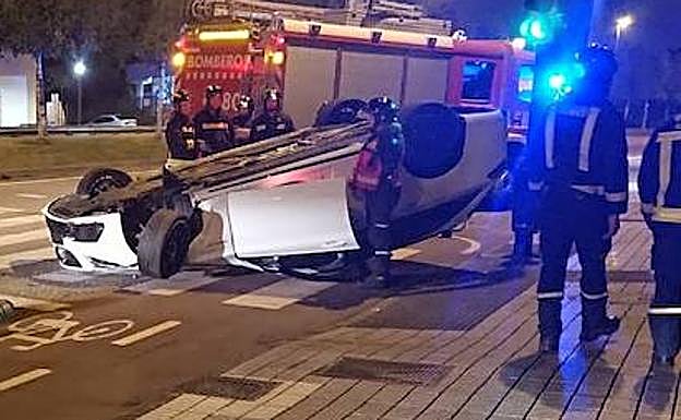 Estado en el que quedó el coche accidentado en la avenida de Oviedo.