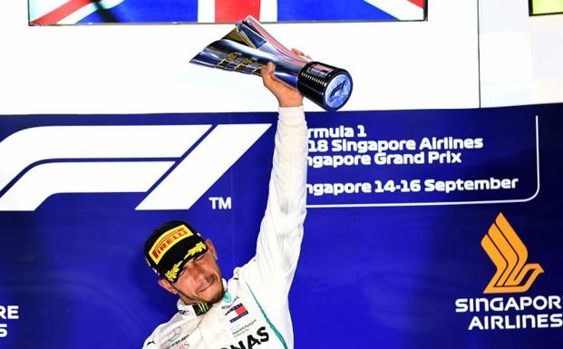Lewis Hamilton celebra su victoria en Marina Bay.