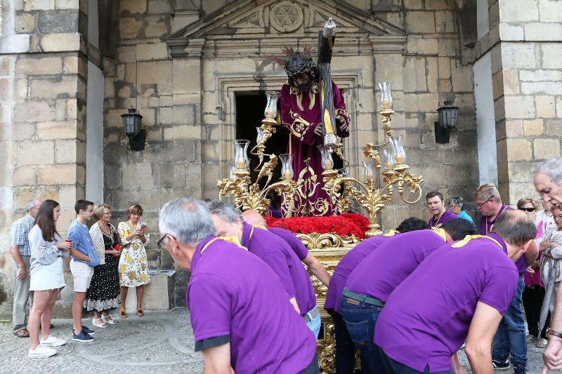 Cientos de personas han celebrado el día grande de las fiestas del Ecce Homo de Noreña, en el que la imagen ha sido llevada en procesión por la villa. 