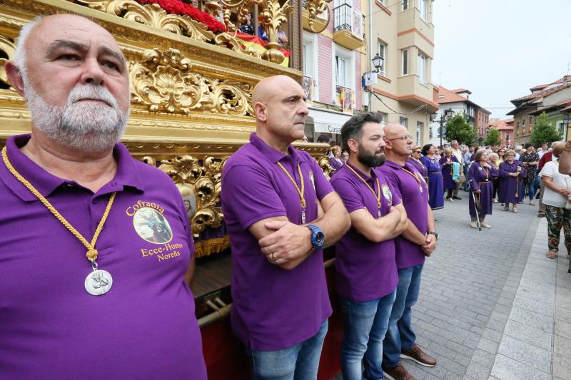 Cientos de personas han celebrado el día grande de las fiestas del Ecce Homo de Noreña, en el que la imagen ha sido llevada en procesión por la villa. 