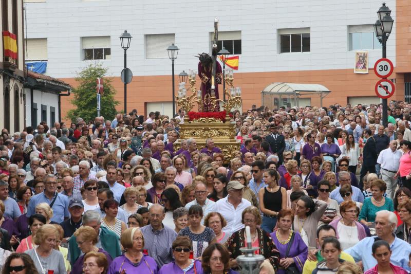 Cientos de personas han celebrado el día grande de las fiestas del Ecce Homo de Noreña, en el que la imagen ha sido llevada en procesión por la villa. 