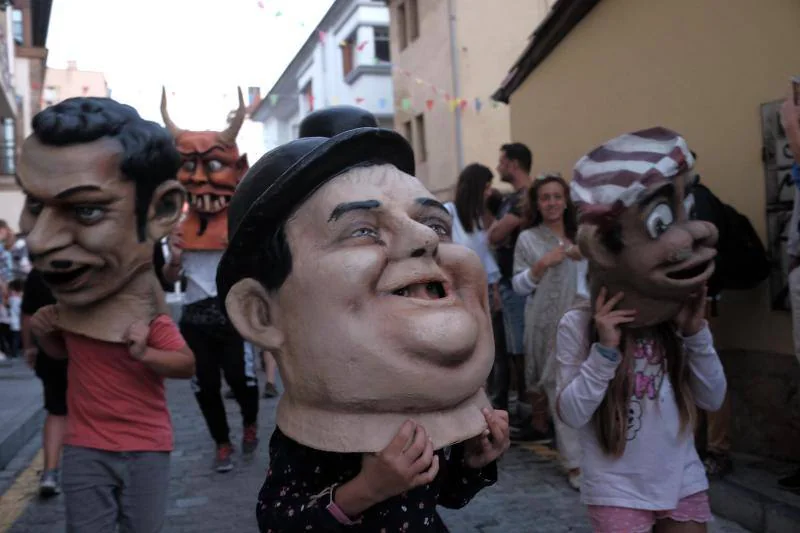 Las calles del barrio gijonés acogieron un vistoso desfile que dio el relevo a la música y el baile.