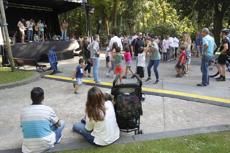 Juegos tradicionales, títeres y conciertos infantiles hacen las delicias de los más pequeños en el Campo de San Francisco.