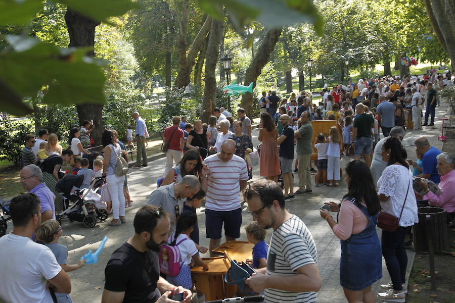 Juegos tradicionales, títeres y conciertos infantiles hacen las delicias de los más pequeños en el Campo de San Francisco.