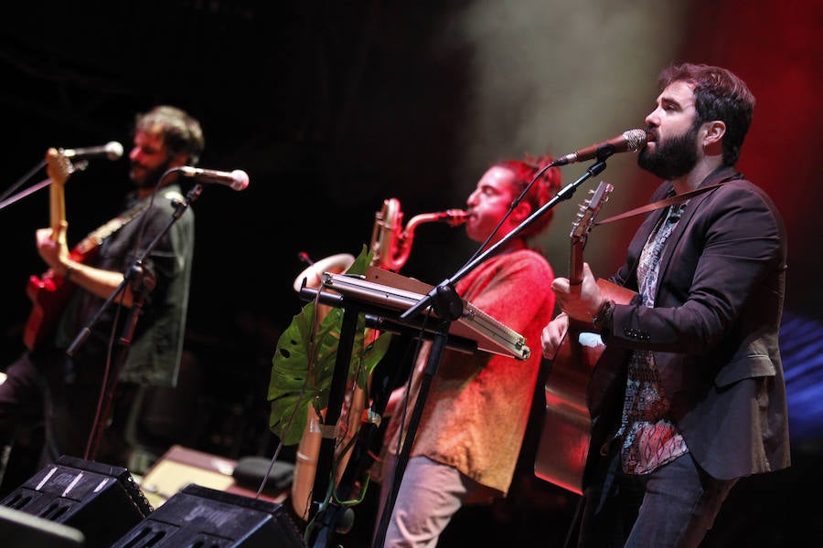 La banda llena la plaza de la Catedral en la presentación de 'Autoterapia' después de que el grupo asturiano Alberto & García abriese la tercera noche mateína con los temas de su última gira, 'Buen salvaje'