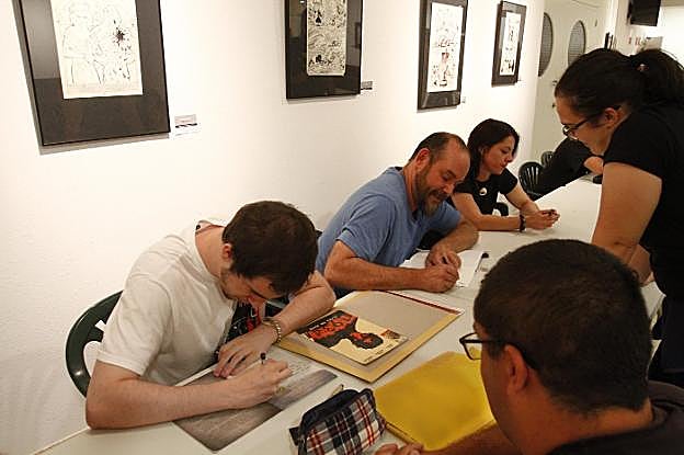 Los autores firmaron ayer las revistas de las jornadas después de la gala de premios. 