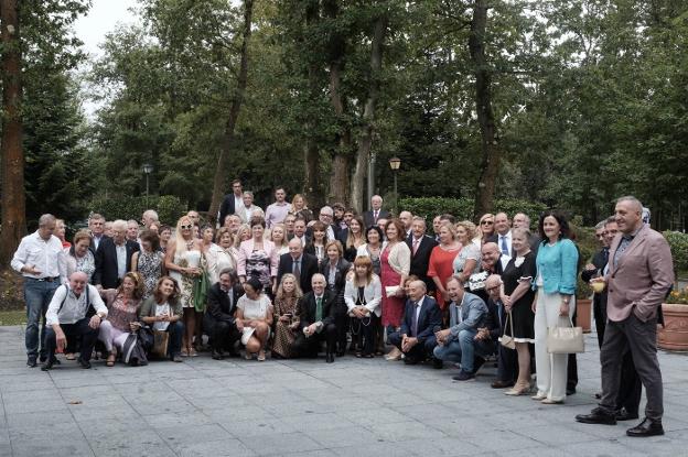 Los asistentes durante la foto de familia en los exteriores del Castillo Bosque de La Zoreda. 