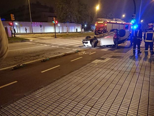 Estado en el que quedó el vehículo siniestrado en la avenida de Oviedo. 