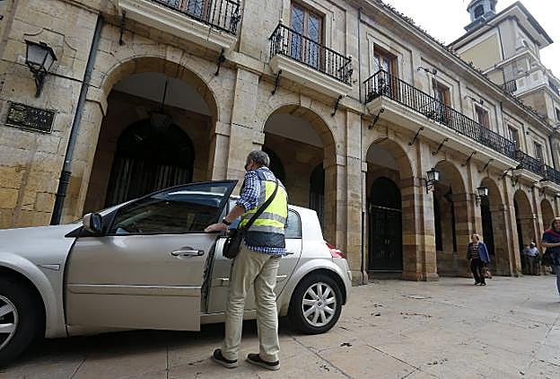 Los funcionarios de la Udef, en el registro realizado en el Ayuntamiento el 3 de julio. 