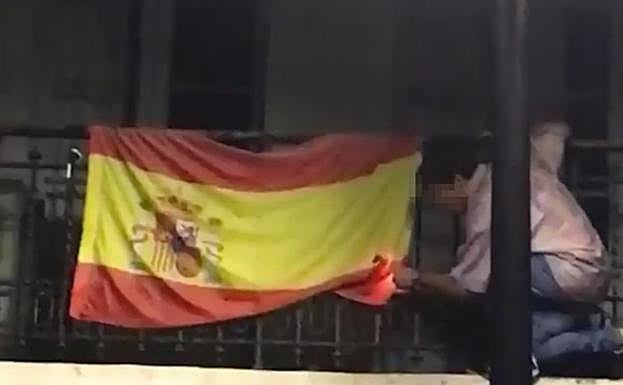 Fiestas de San Mateo en Oviedo | PP y Ciudadanos muestran su repulsa al intento de quema de una bandera de España en Oviedo