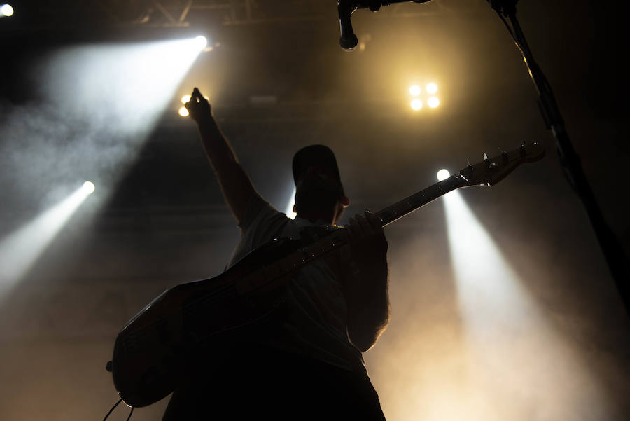 Rap metal para empezar la noche del lunes en San Mateo ante una legión de seguidores y, tras Strawberry y su banda, el grupo asturiano de punk aceleró al público congregado en la plaza de la Catedral.