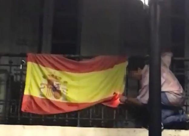 El joven intenta quemar la bandera de España situada en un balcón de la calle Rosal. 