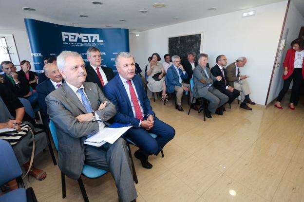 El presidente de Femetal, Guillermo Ulacia, y el de Fade, Belarmino Feito, durante la asamblea de la patronal del metal. 