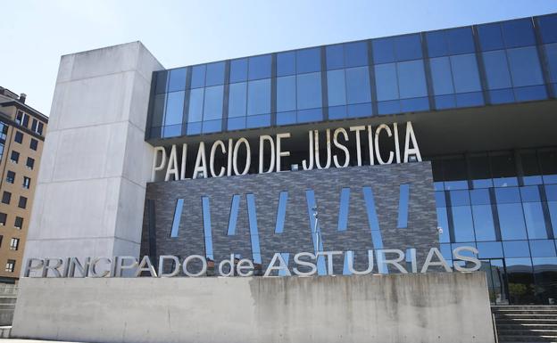 Acepta tres años y once meses de cárcel por golpear y acuchillar a unos vecinos en Gijón