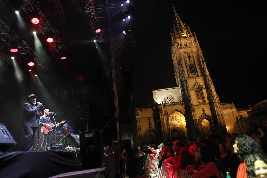 La banda cubana no defraudó a su público y el blues del estadounidense hizo las delicias de un público entregado a la noche mateína.