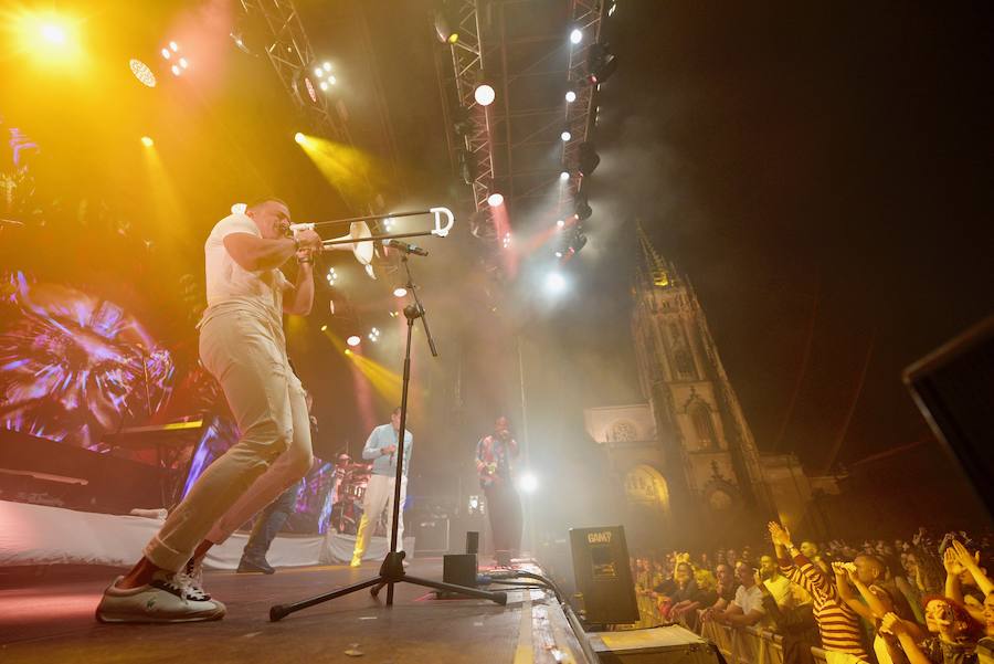 La banda cubana no defraudó a su público y el blues del estadounidense hizo las delicias de un público entregado a la noche mateína.