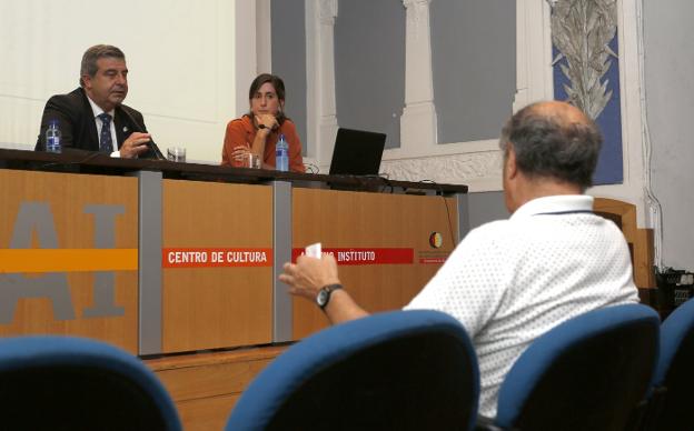 Esteban Aparicio y la ingeniera de Obras Públicas Marta Martínez Maese conversan con Juan José Obaya, único asistente. 