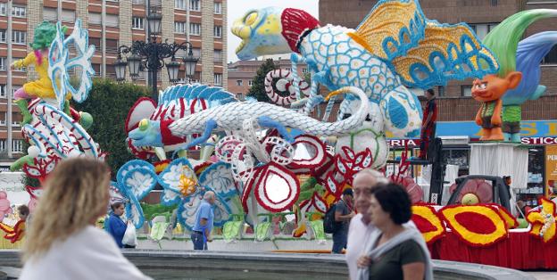 Una de las veinte carrozas que desfilarán esta tarde por el centro de la ciudad. 