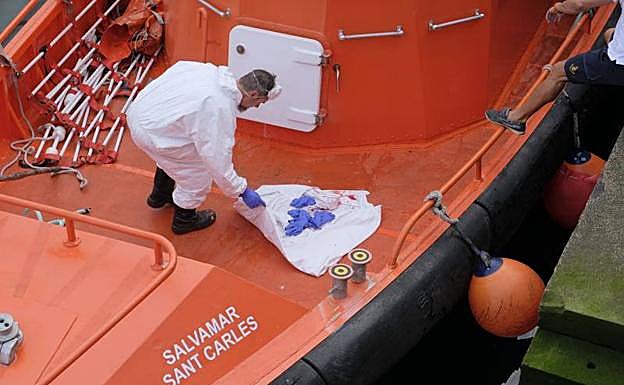 Embarcación de Salvamento donde fue rescatado el cadáver.