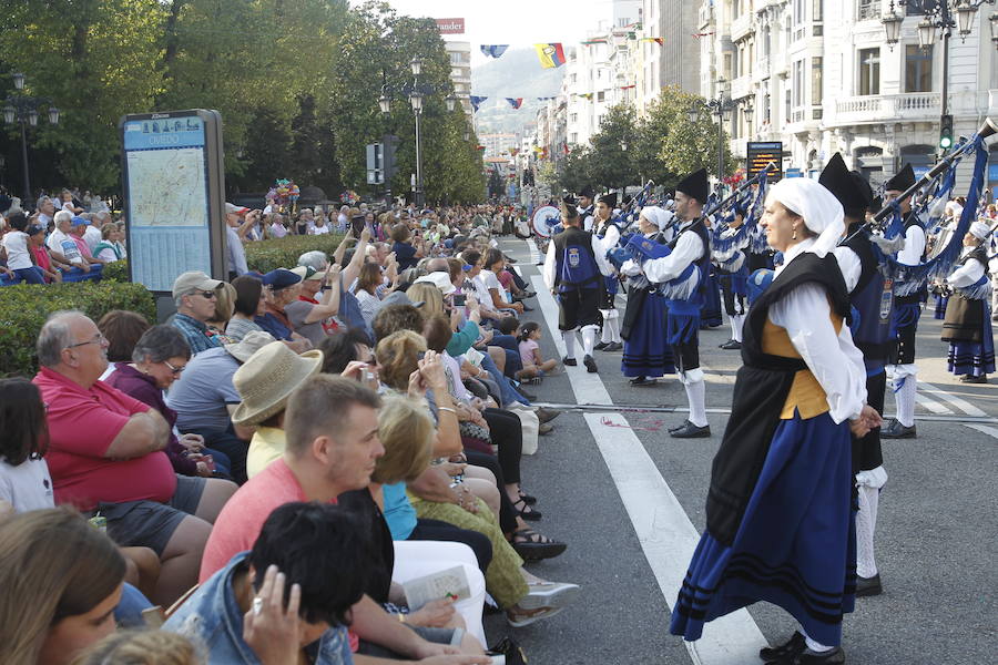 Unas 60.000 personas han disfrutado del Día de América en Asturias, una de las citas principales de las fiestas de San Mateo en Oviedo. El gran desfile ha inundado el centro de la capital de color, música y diversión.