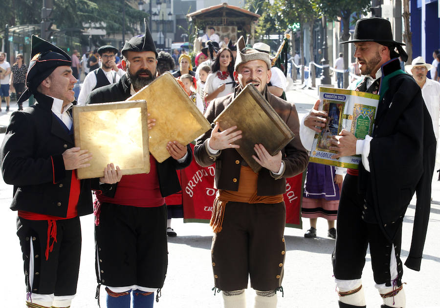Unas 60.000 personas han disfrutado del Día de América en Asturias, una de las citas principales de las fiestas de San Mateo en Oviedo. El gran desfile ha inundado el centro de la capital de color, música y diversión.