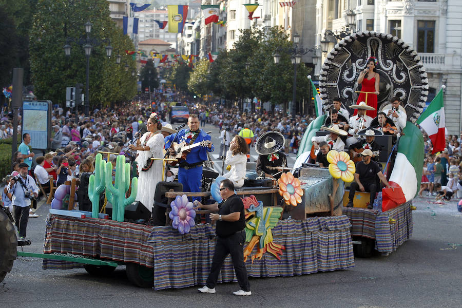 Unas 60.000 personas han disfrutado del Día de América en Asturias, una de las citas principales de las fiestas de San Mateo en Oviedo. El gran desfile ha inundado el centro de la capital de color, música y diversión.