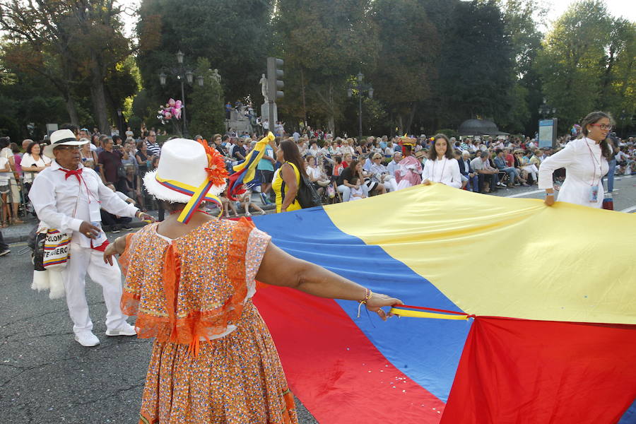 Unas 60.000 personas han disfrutado del Día de América en Asturias, una de las citas principales de las fiestas de San Mateo en Oviedo. El gran desfile ha inundado el centro de la capital de color, música y diversión.