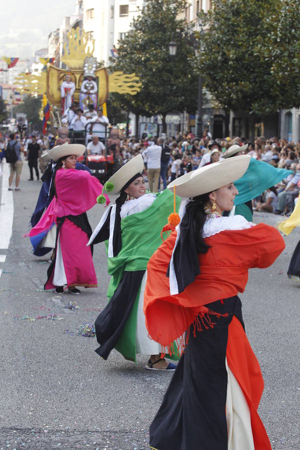 Unas 60.000 personas han disfrutado del Día de América en Asturias, una de las citas principales de las fiestas de San Mateo en Oviedo. El gran desfile ha inundado el centro de la capital de color, música y diversión.