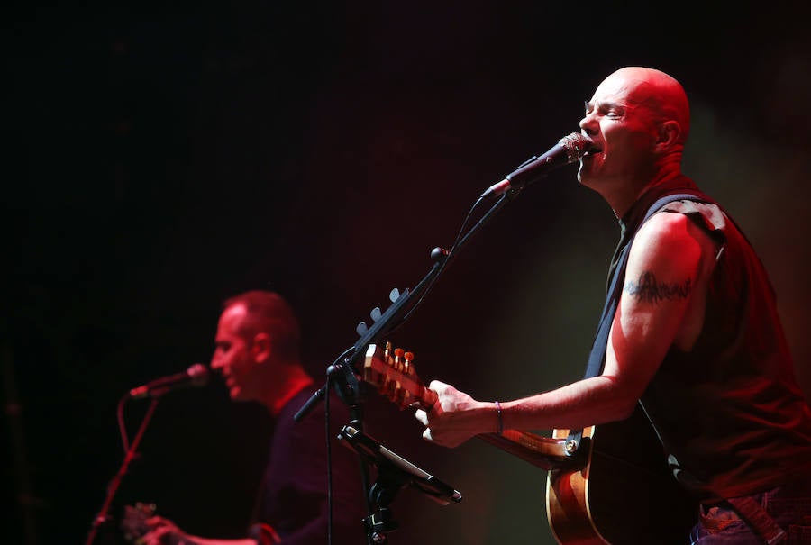 El grupo vallisoletano estrenó álbum sobre el escenario de la Catedral mientras que la banda galesa celebró su 40 aniversario