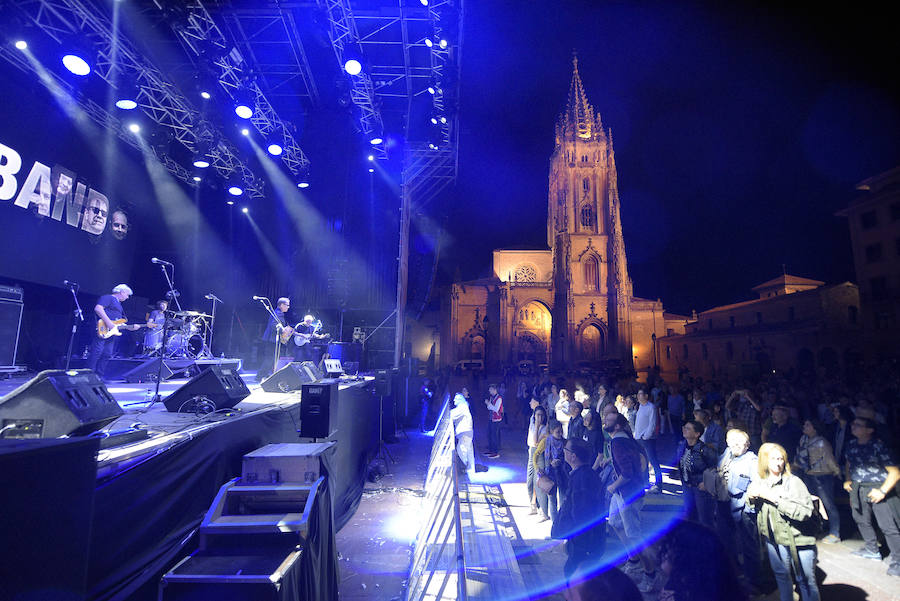 El grupo vallisoletano estrenó álbum sobre el escenario de la Catedral mientras que la banda galesa celebró su 40 aniversario