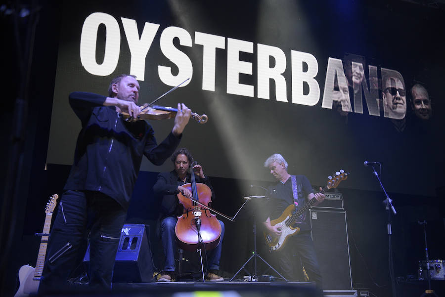 El grupo vallisoletano estrenó álbum sobre el escenario de la Catedral mientras que la banda galesa celebró su 40 aniversario