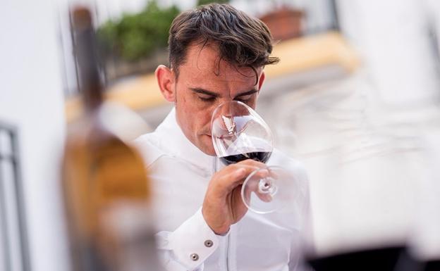 El sumiller asturiano Marcos Granda prueba un vino de su bodega. 