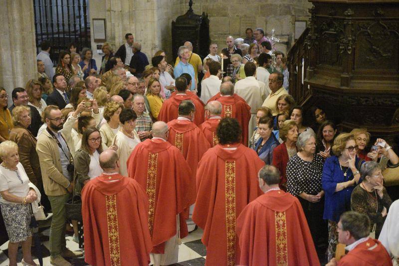 Al final de la celebración se exhibió el Santo Sudario en el altar principal ante miles de feligreses.