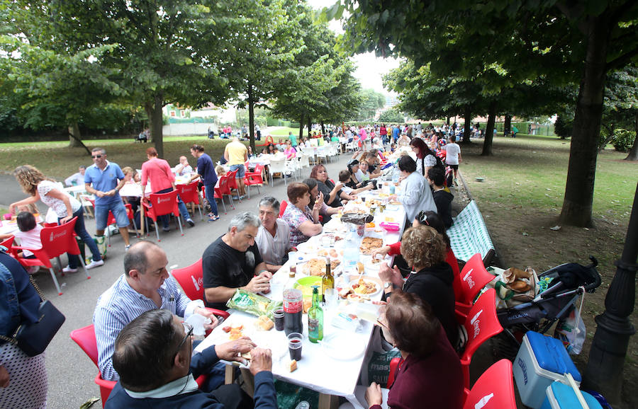 La plaza de España acoge el reparto de los 2.200 bollos entre otros tantos socios de la Sociedad Ovetense de Festejos (SOF)