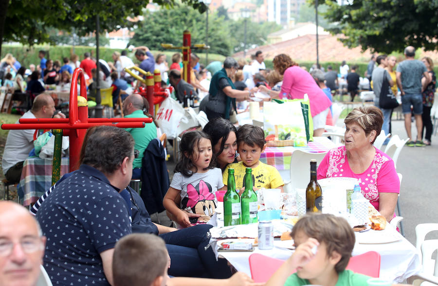 La plaza de España acoge el reparto de los 2.200 bollos entre otros tantos socios de la Sociedad Ovetense de Festejos (SOF)